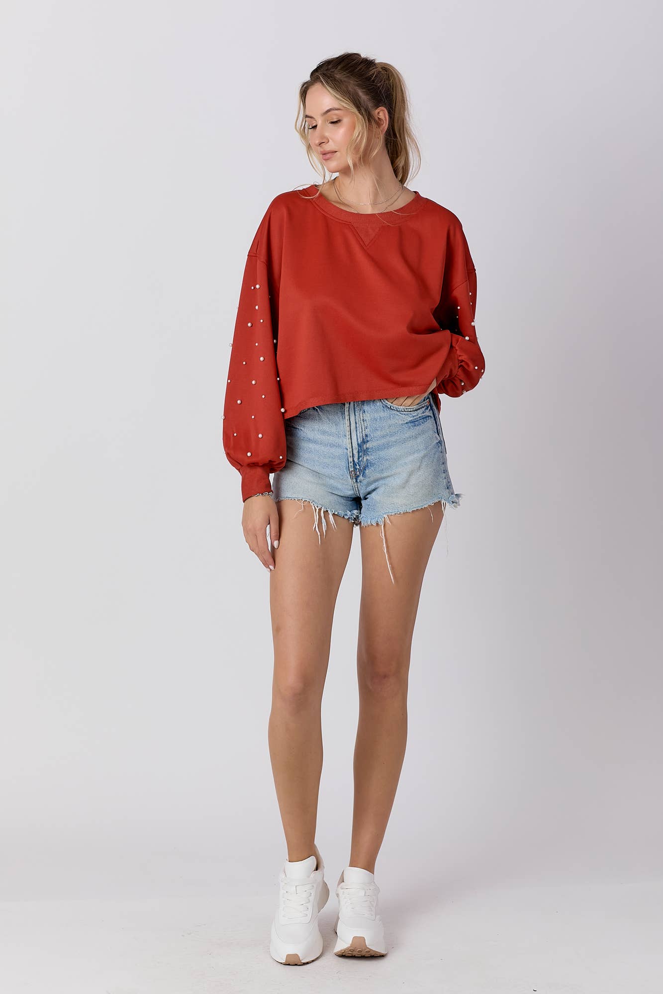 Round neckline sweatshirt with pearl detail sleeve: RUST / S