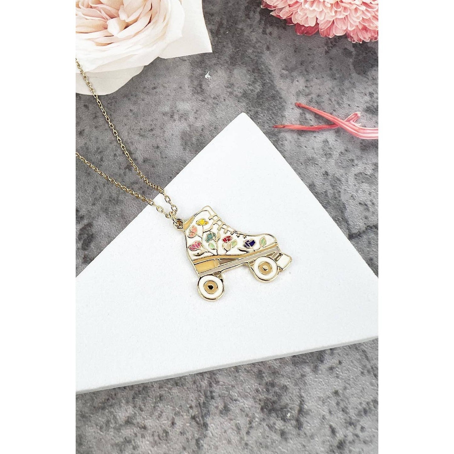 SHORT NECKLACE WITH ROLLERSKATE ENAMEL PENDANT: PINK / ONE