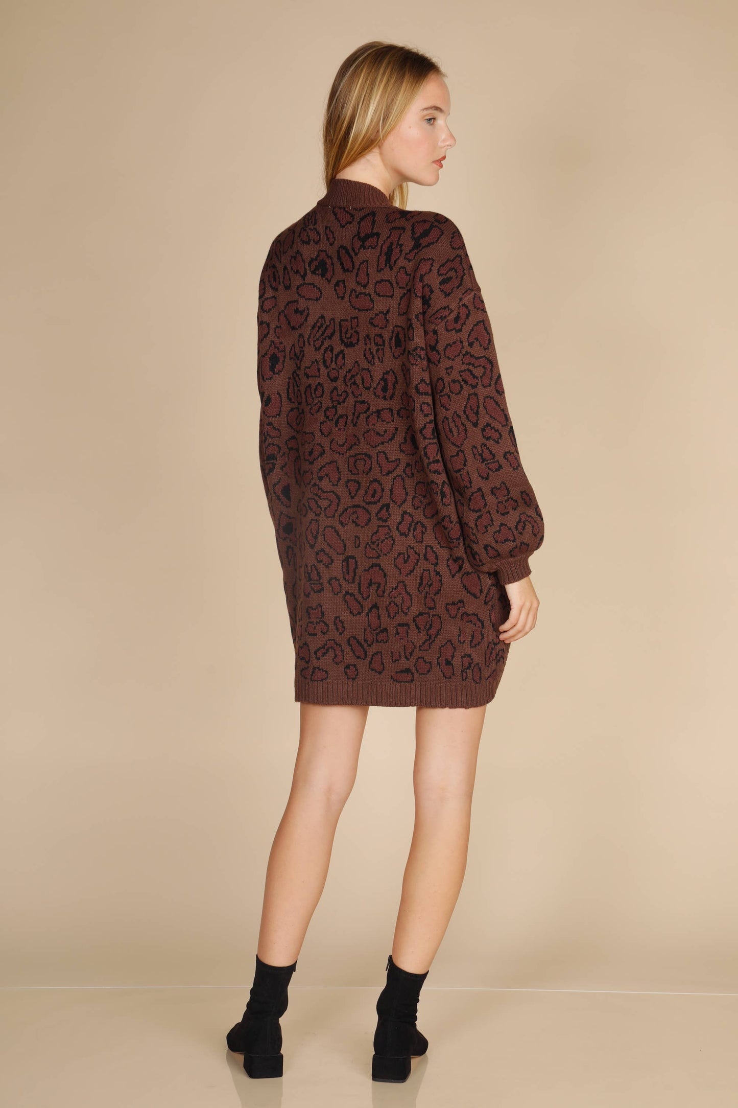 MOCK NECK ANIMAL PRINT OVERLAP KNIT WITH SHORT : Brown / M