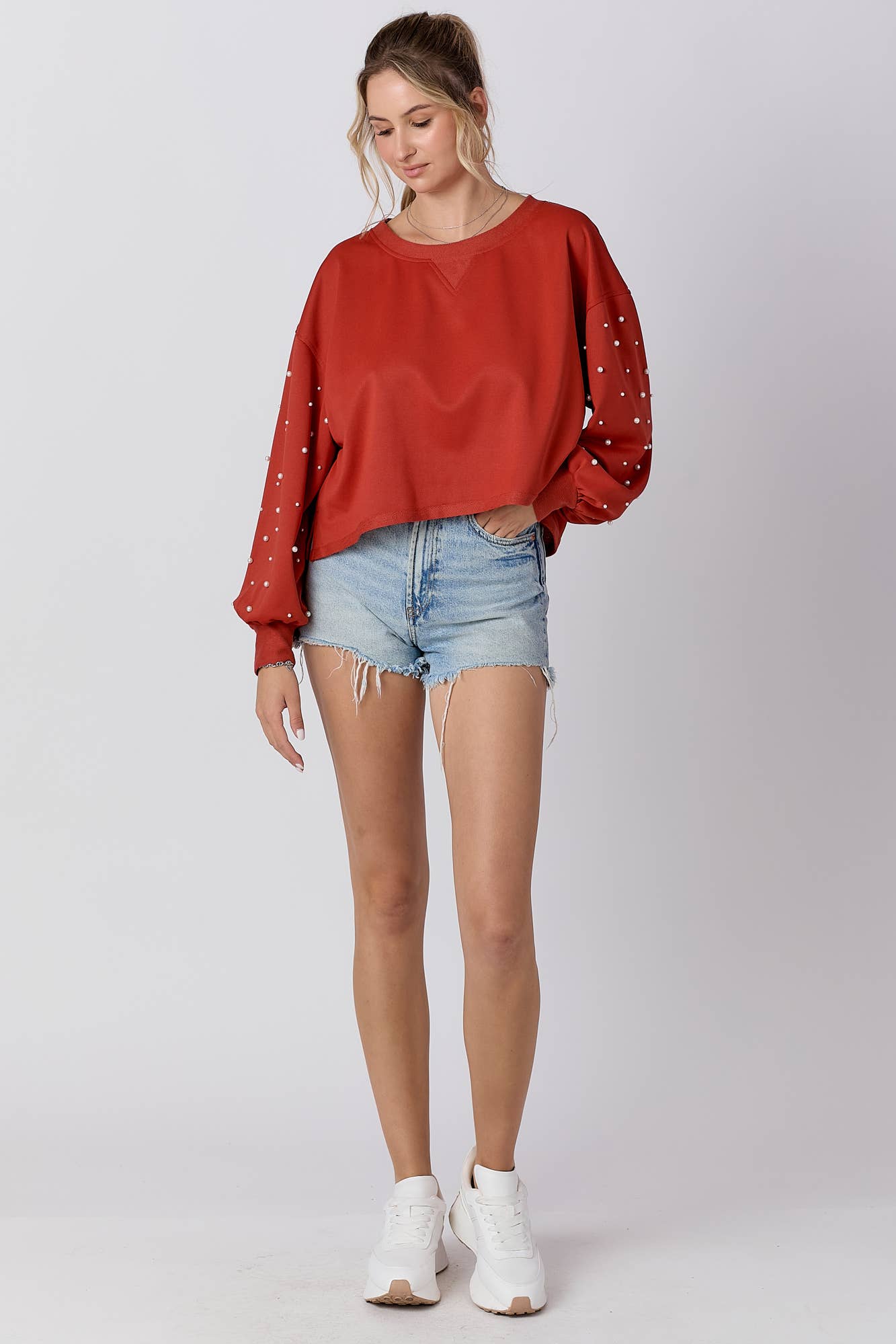 Round neckline sweatshirt with pearl detail sleeve: RUST / L