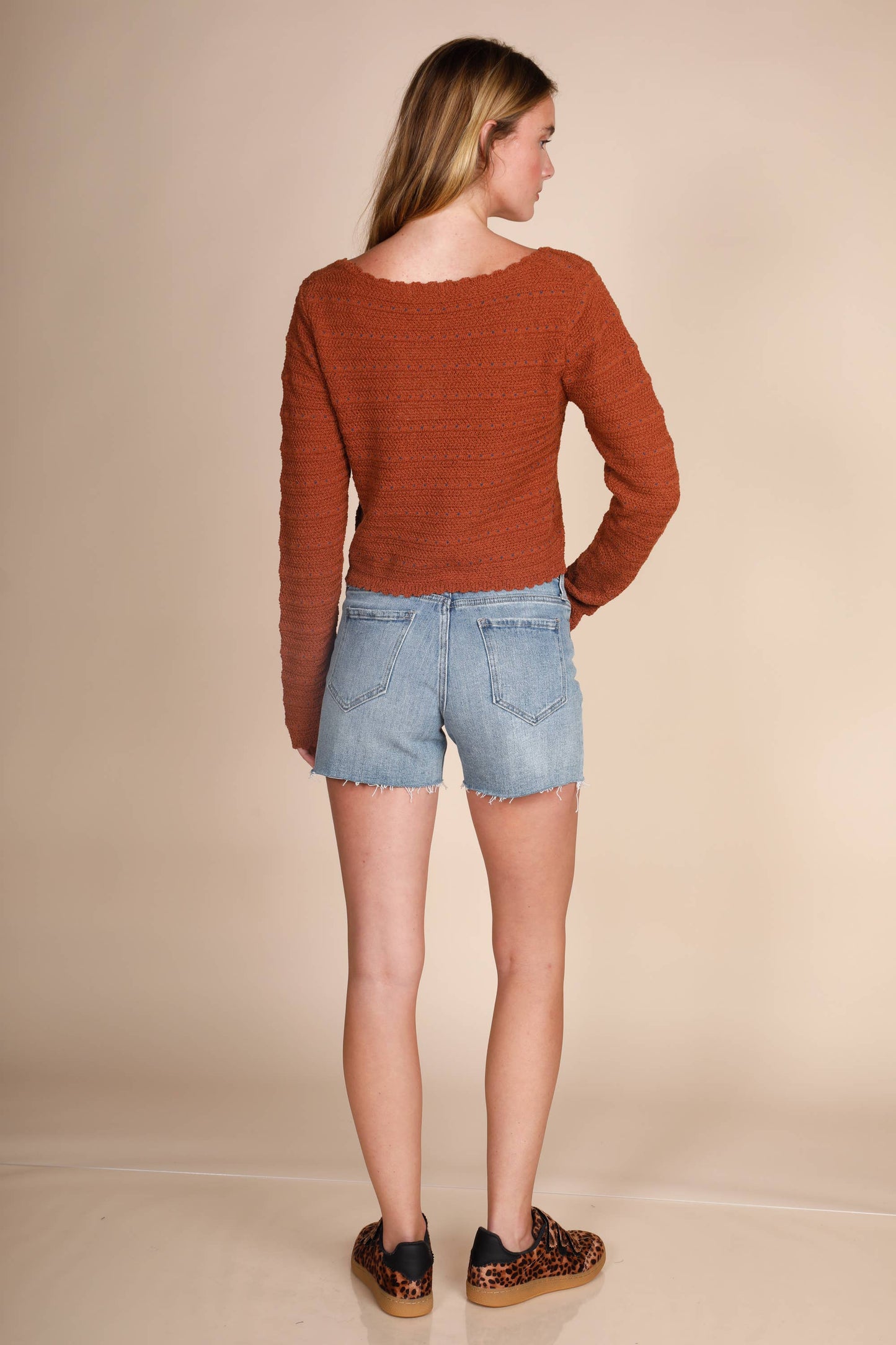 DEEP V KEY HOLE BOW TIE LONG SLV TOP: Brown / L