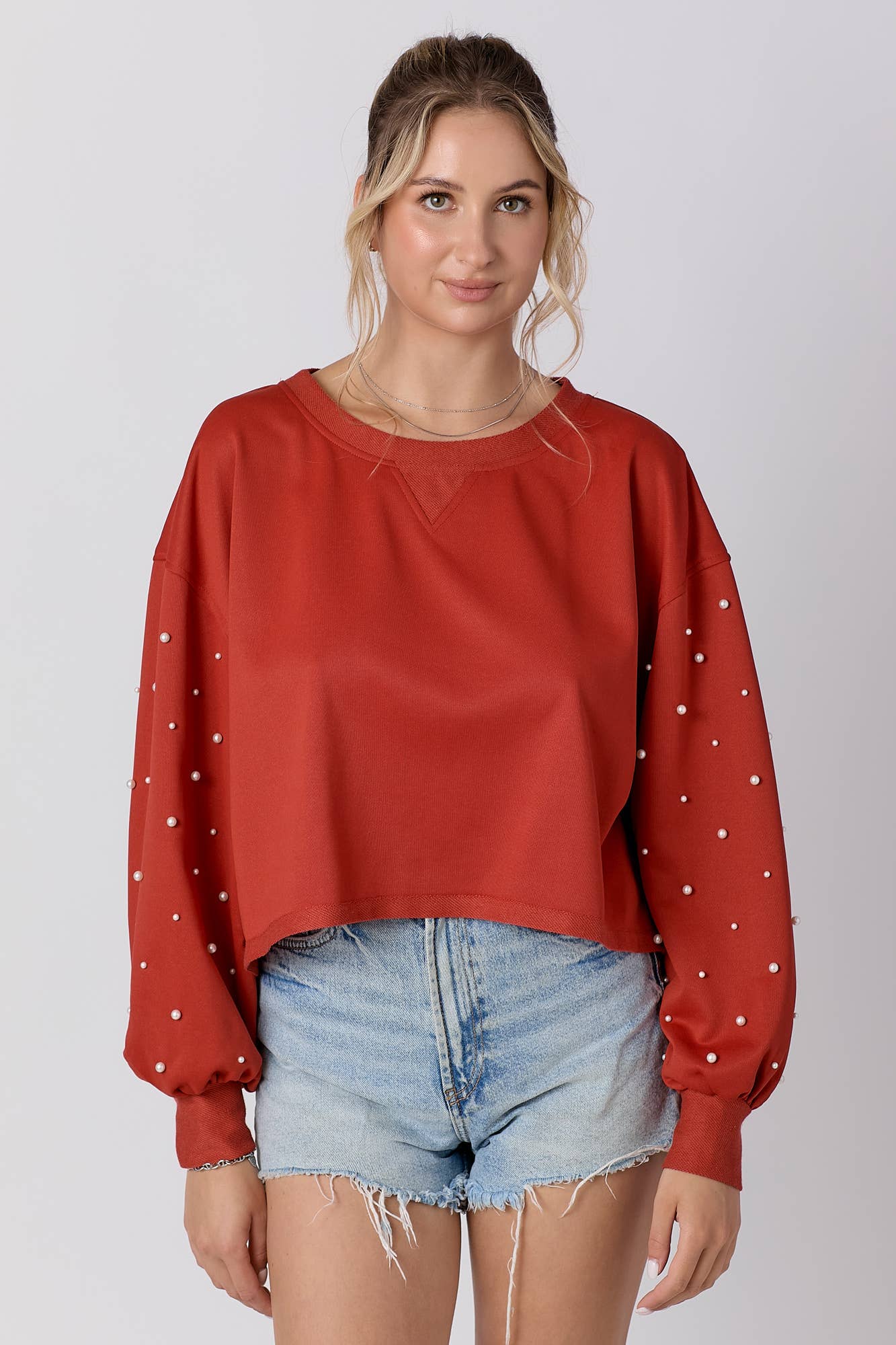 Round neckline sweatshirt with pearl detail sleeve: RUST / L