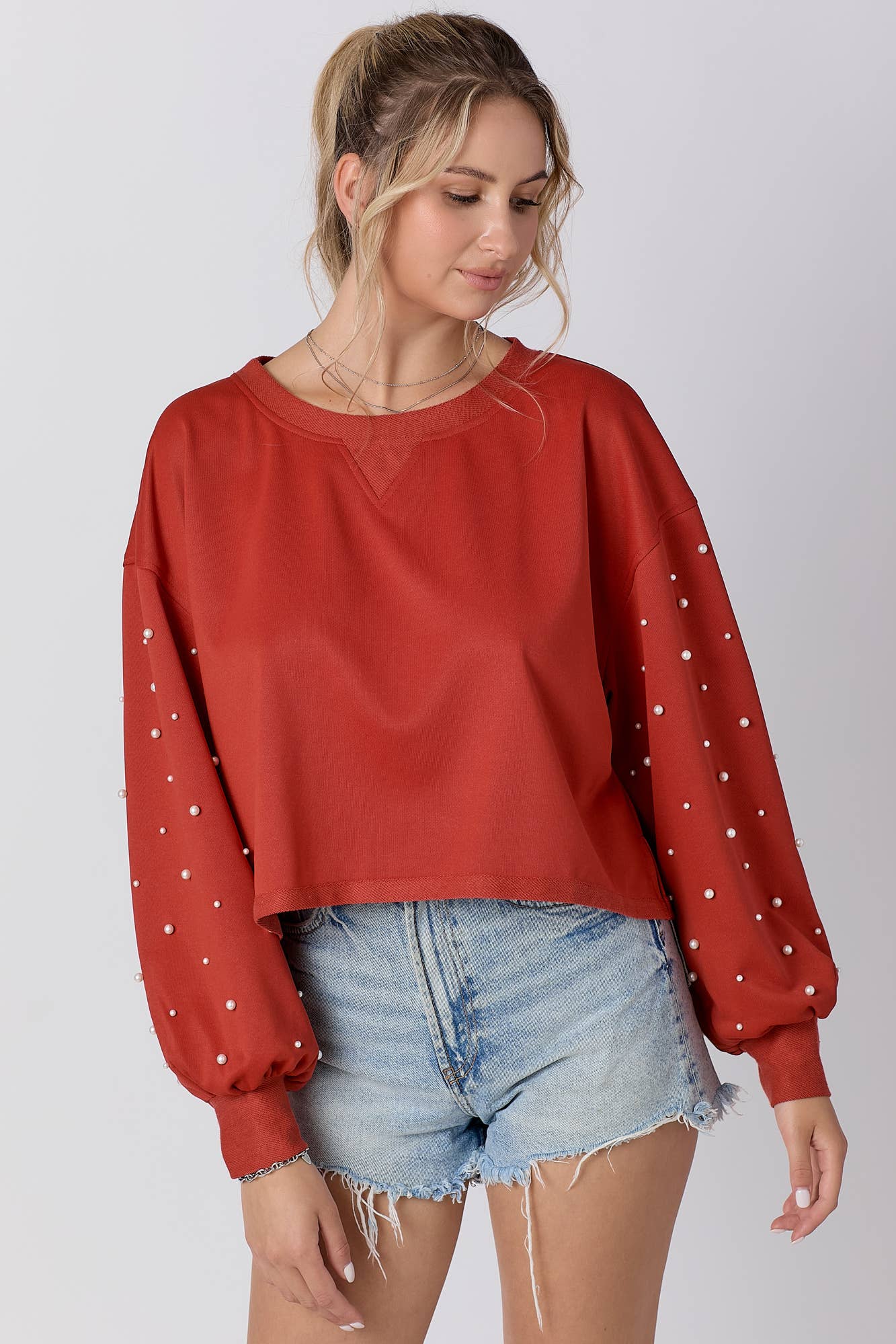 Round neckline sweatshirt with pearl detail sleeve: RUST / M