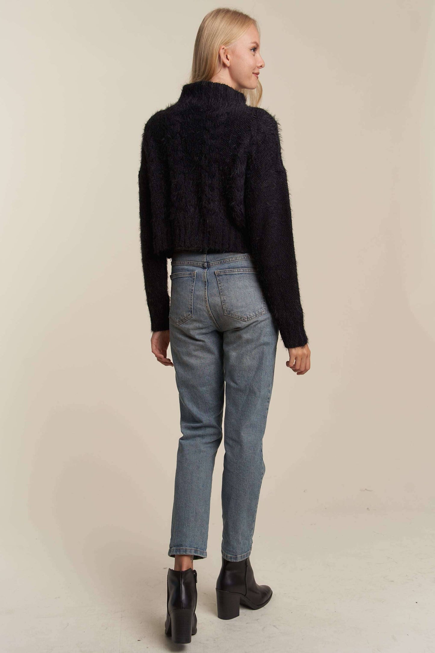FUZZY FUR  LONGSLV TURTLE NECK CABLE KNIT SWEATER: BLACK / M