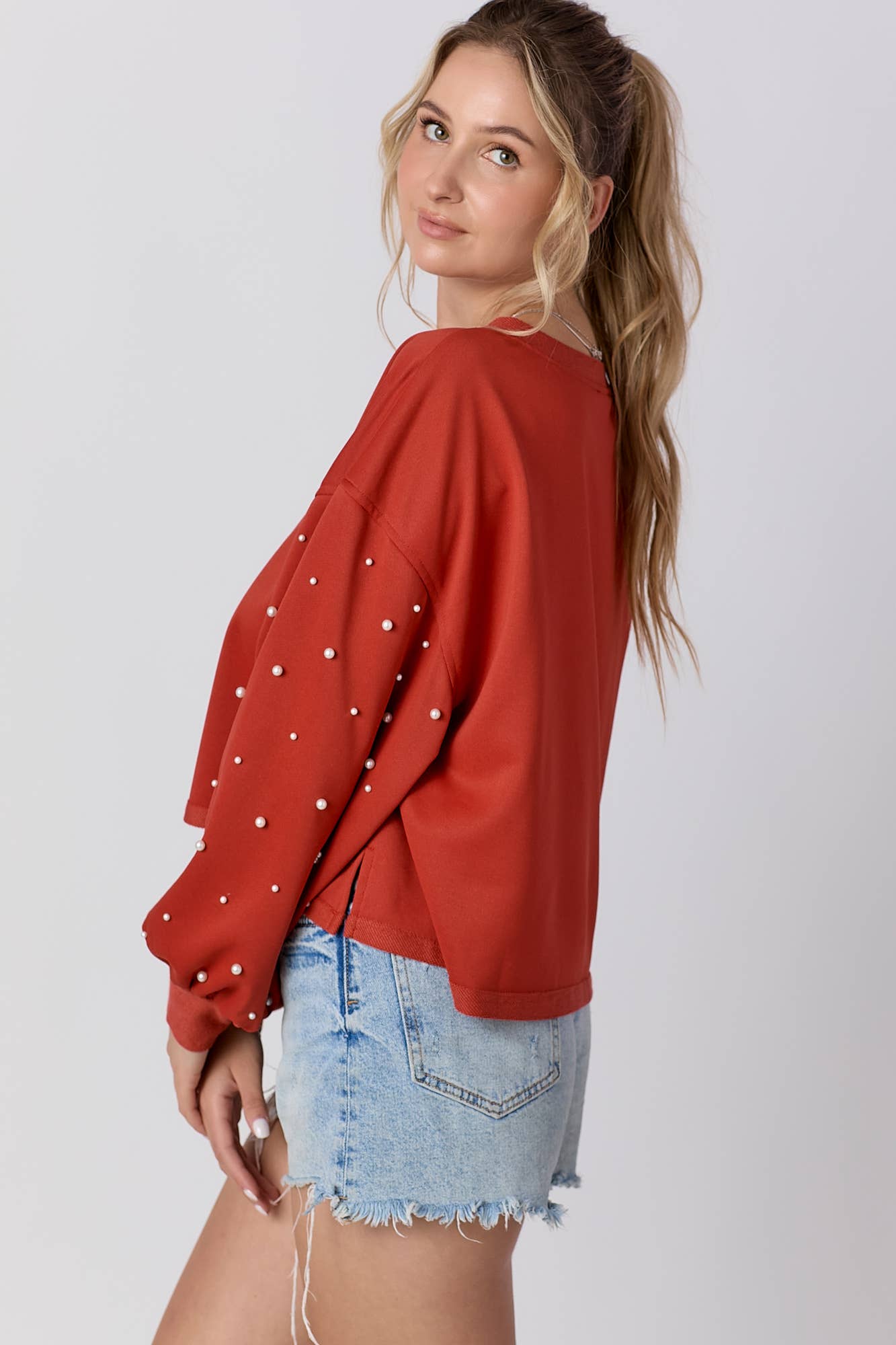 Round neckline sweatshirt with pearl detail sleeve: RUST / L
