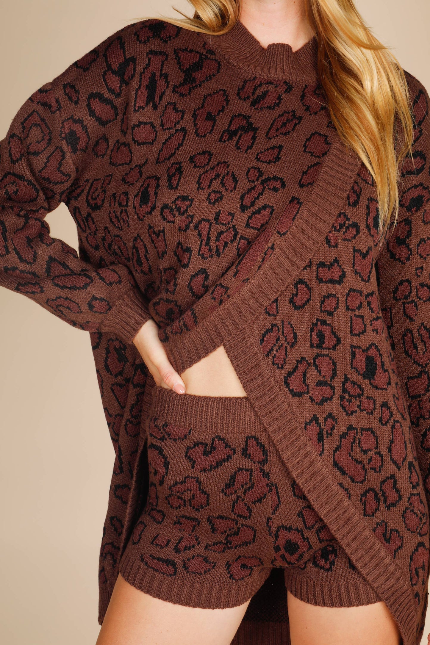 MOCK NECK ANIMAL PRINT OVERLAP KNIT WITH SHORT : Brown / L