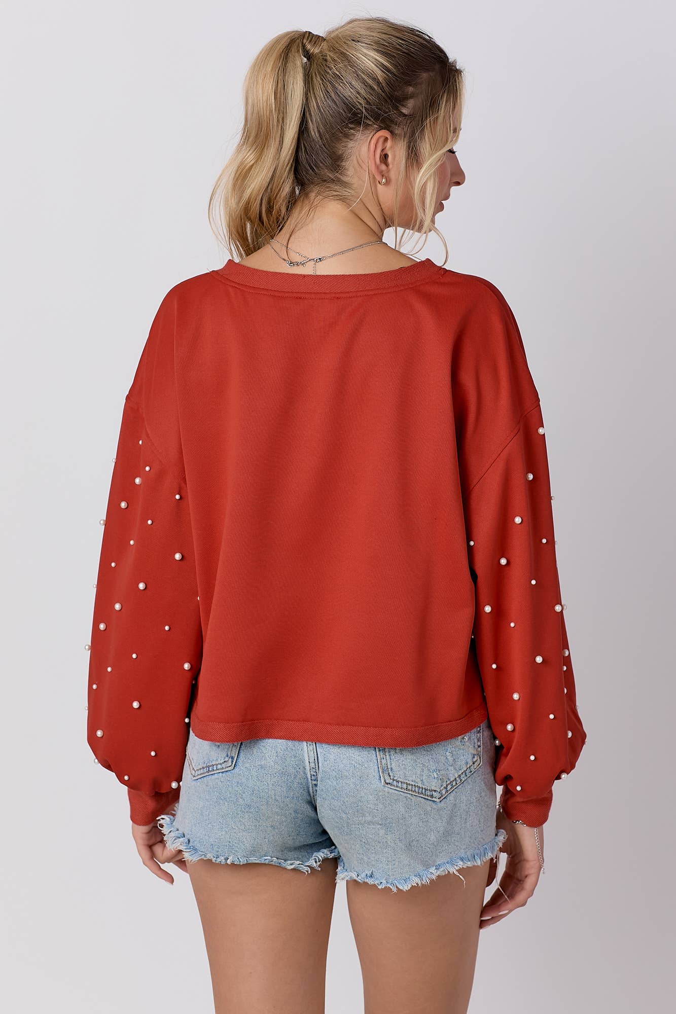 Round neckline sweatshirt with pearl detail sleeve: RUST / L