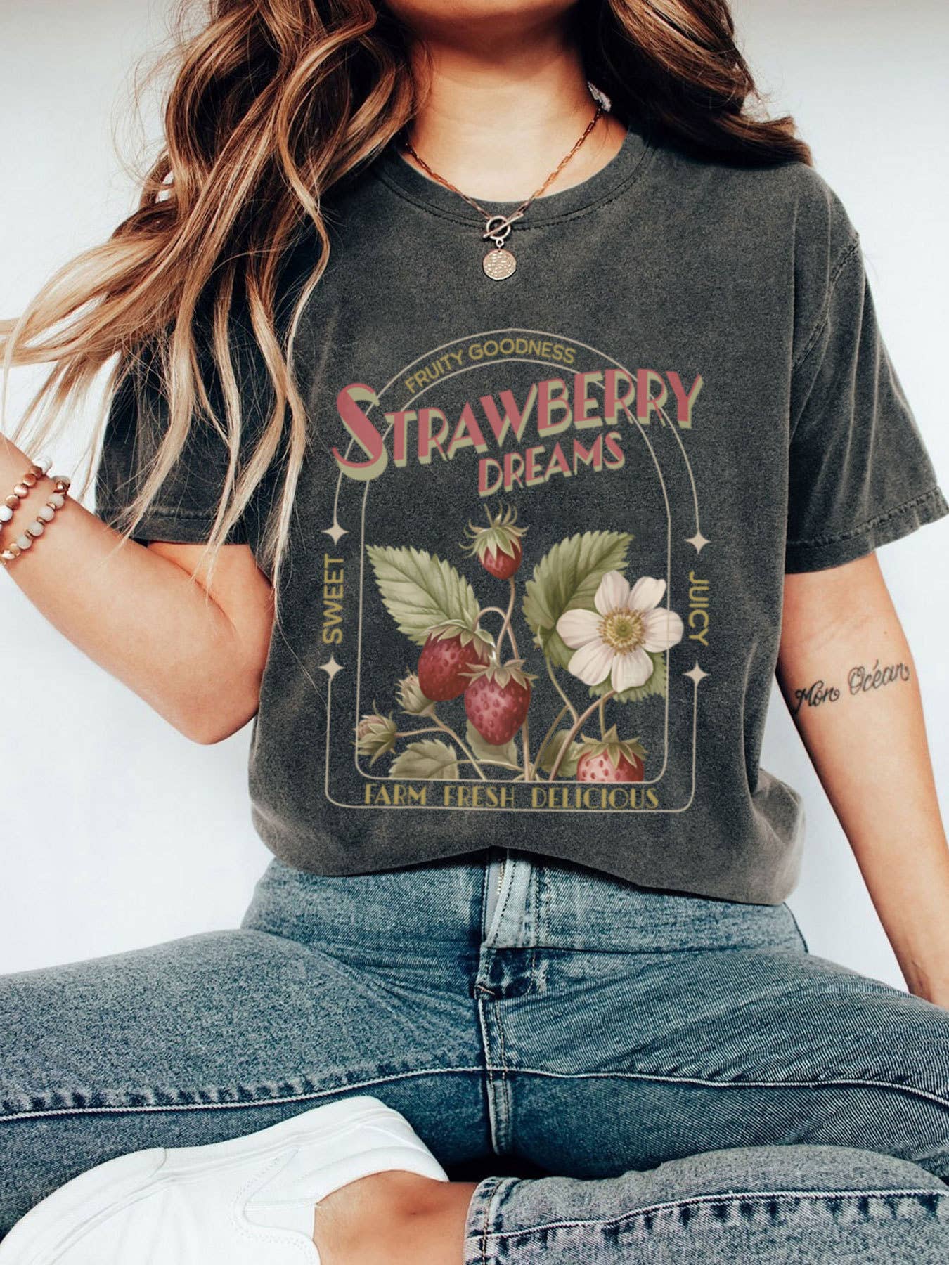 Vintage wild strawberry Dream fruit Graphic tee: Grey / S