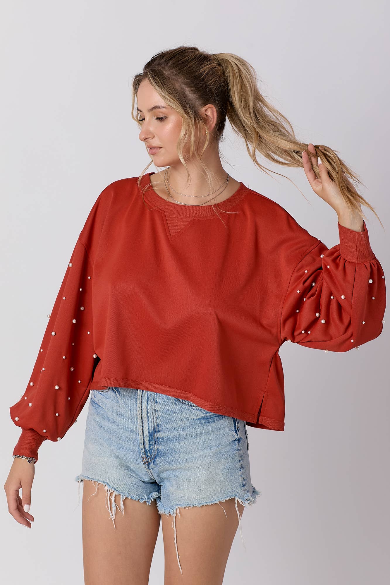 Round neckline sweatshirt with pearl detail sleeve: RUST / M