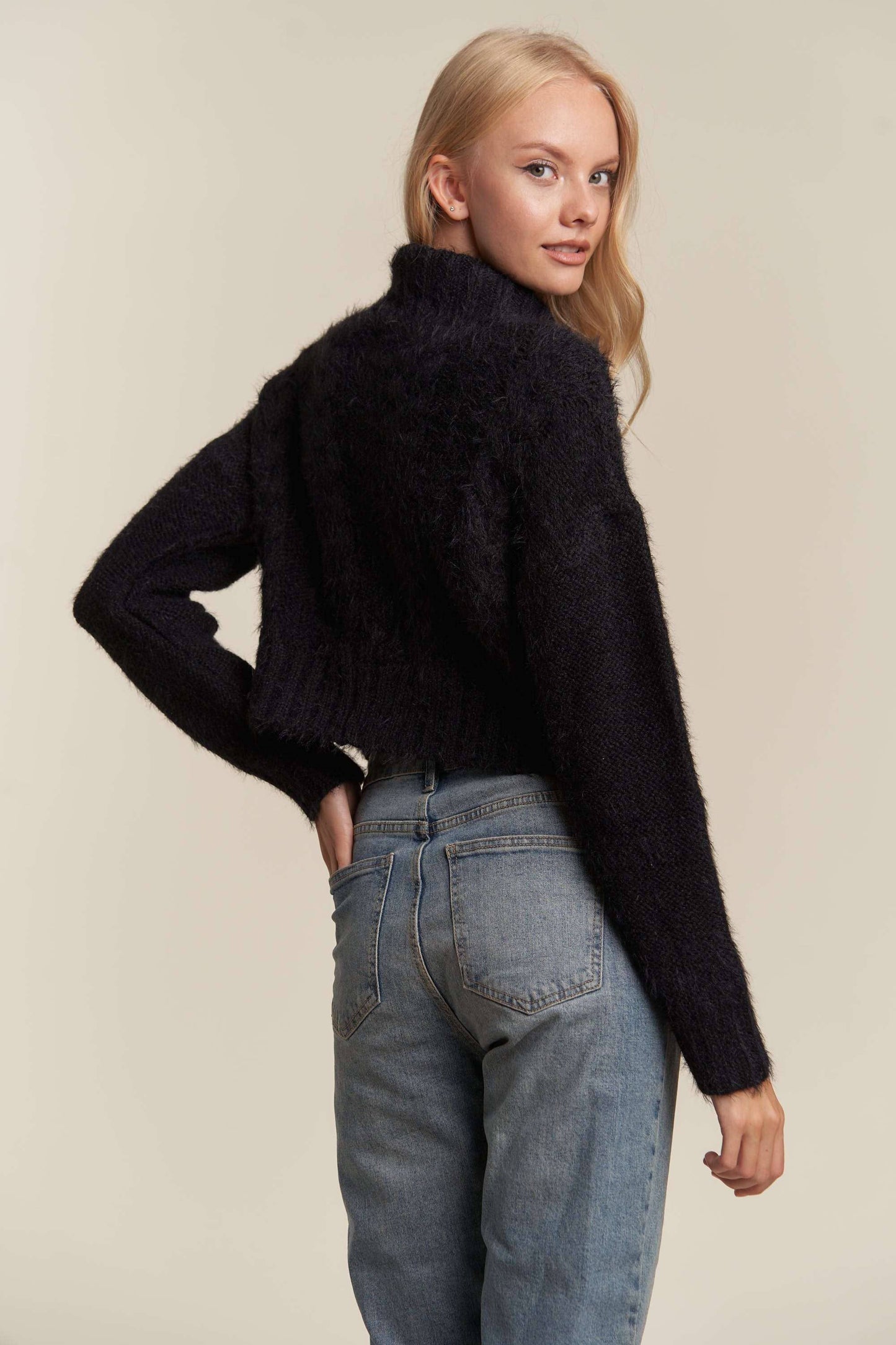 FUZZY FUR  LONGSLV TURTLE NECK CABLE KNIT SWEATER: BLACK / L