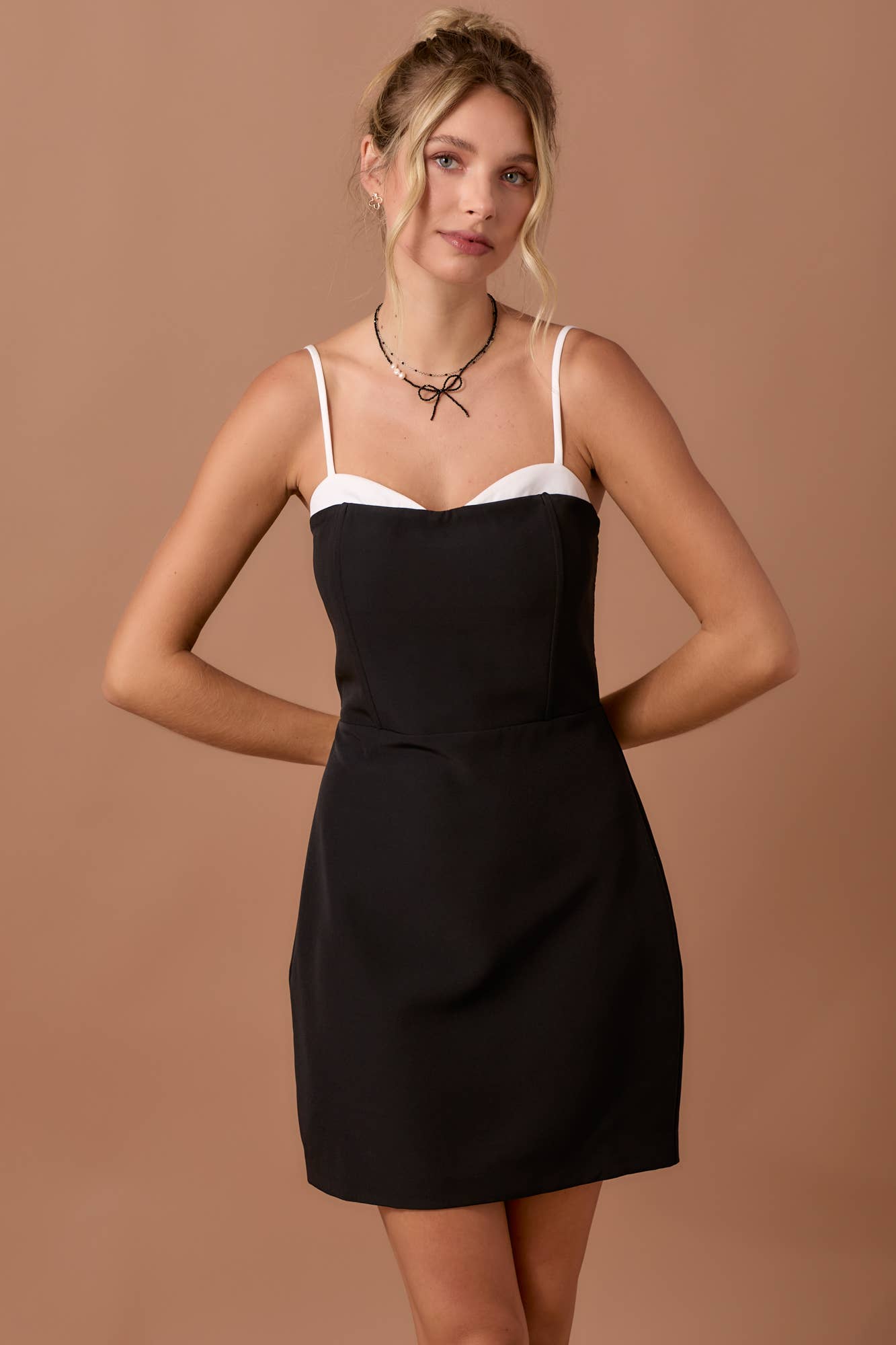 Contrast trim mini dress: BLACK / L