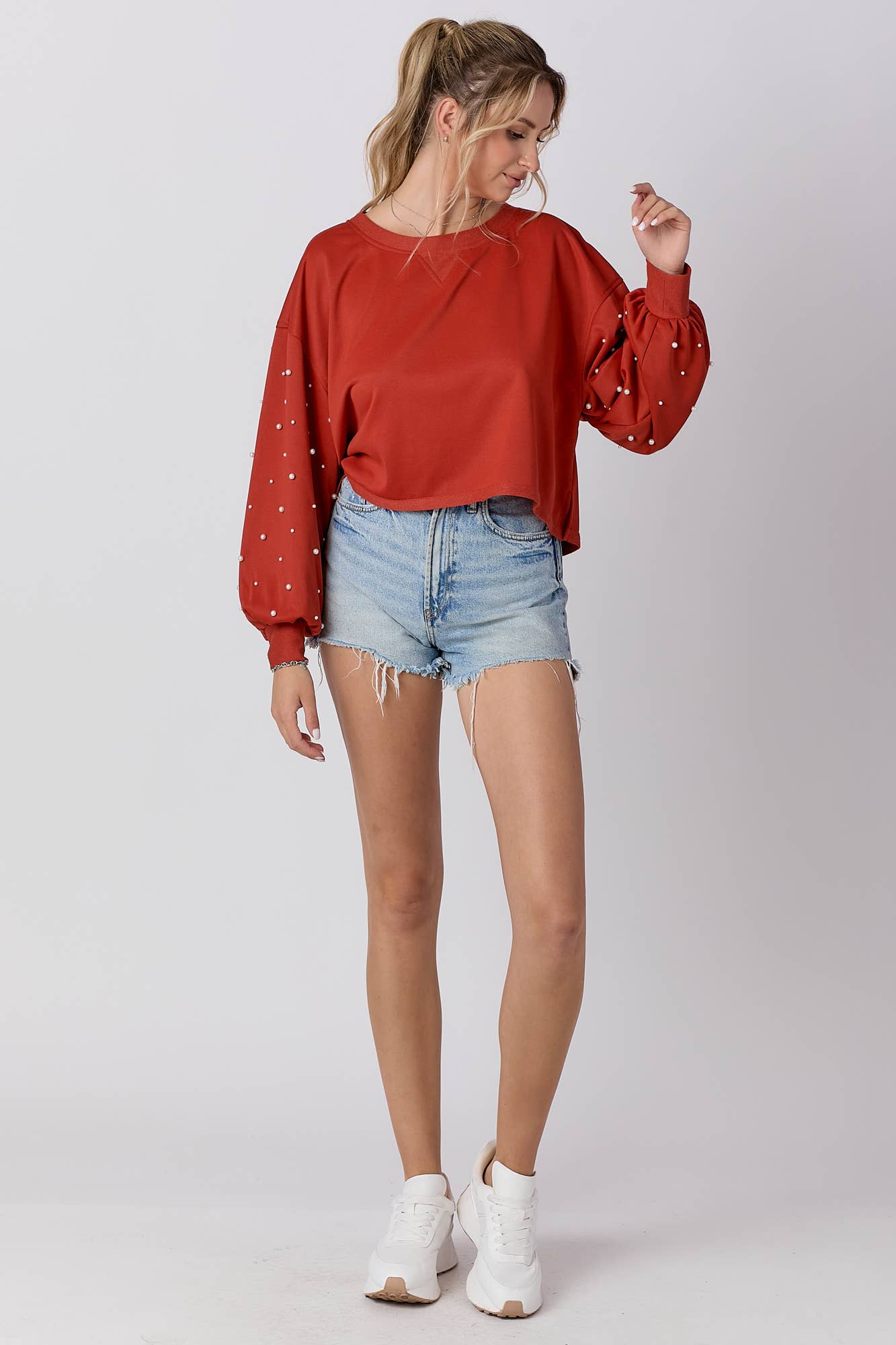 Round neckline sweatshirt with pearl detail sleeve: RUST / M