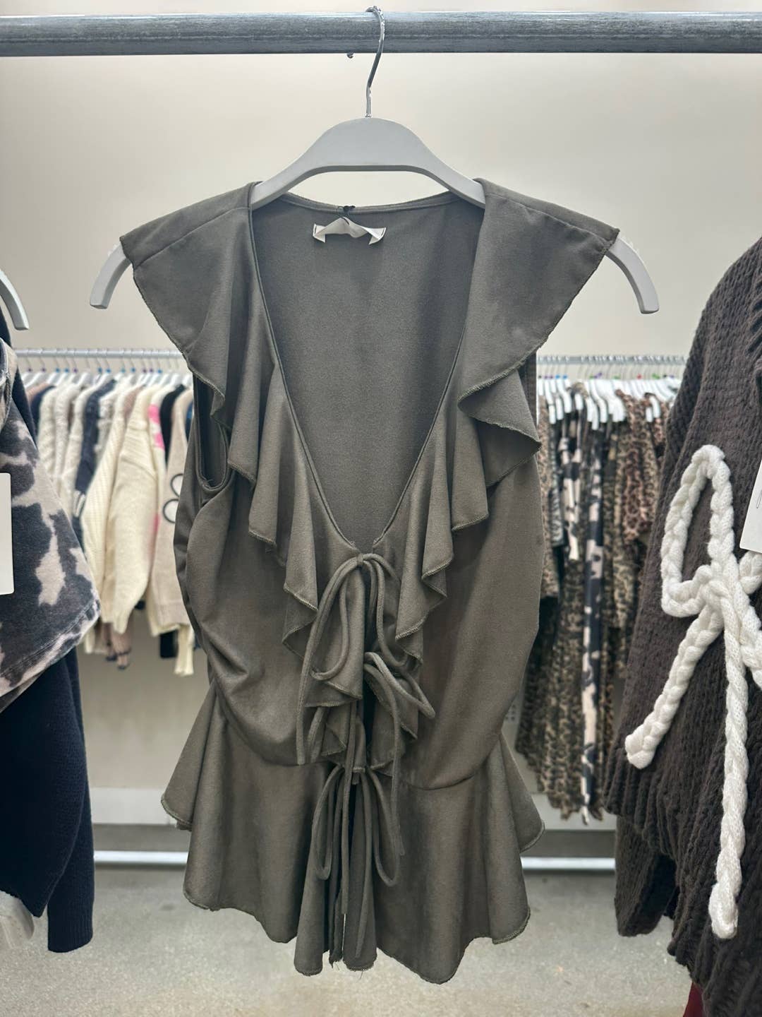 T4378-A SLEEVELESS RUFFLED NECK TIE FRONT PEPLUM TOP: OLIVE / S