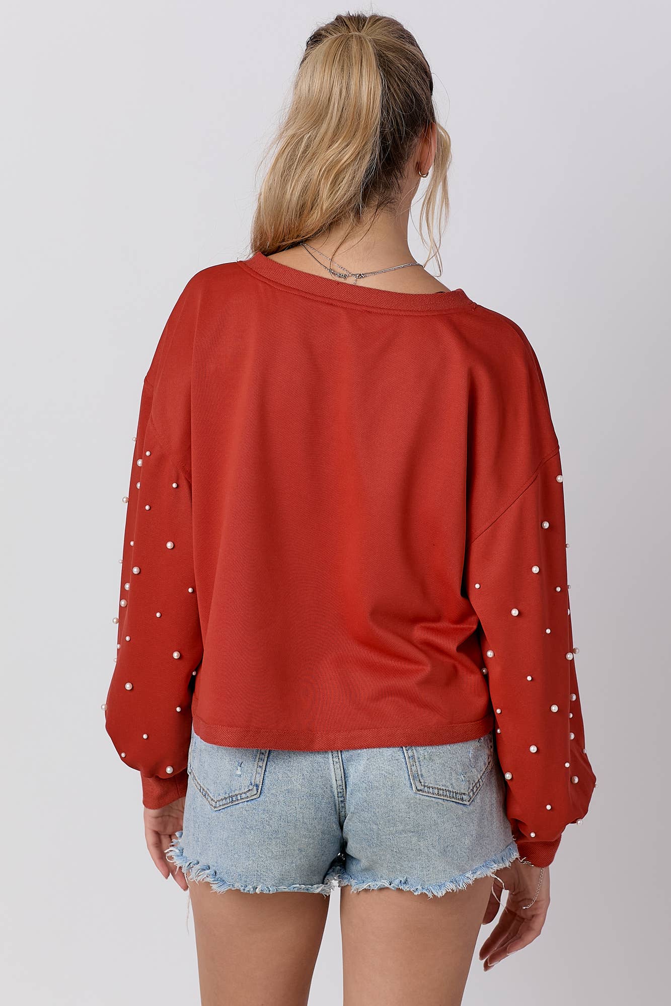 Round neckline sweatshirt with pearl detail sleeve: RUST / L