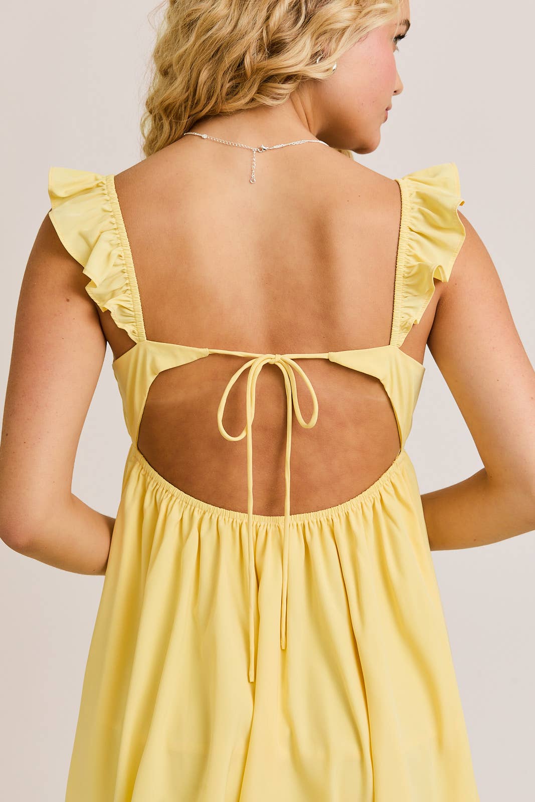 RUFFLE SLEEVE OPEN BACK BABY DOLL MINI DRESS: LT YELLOW / M