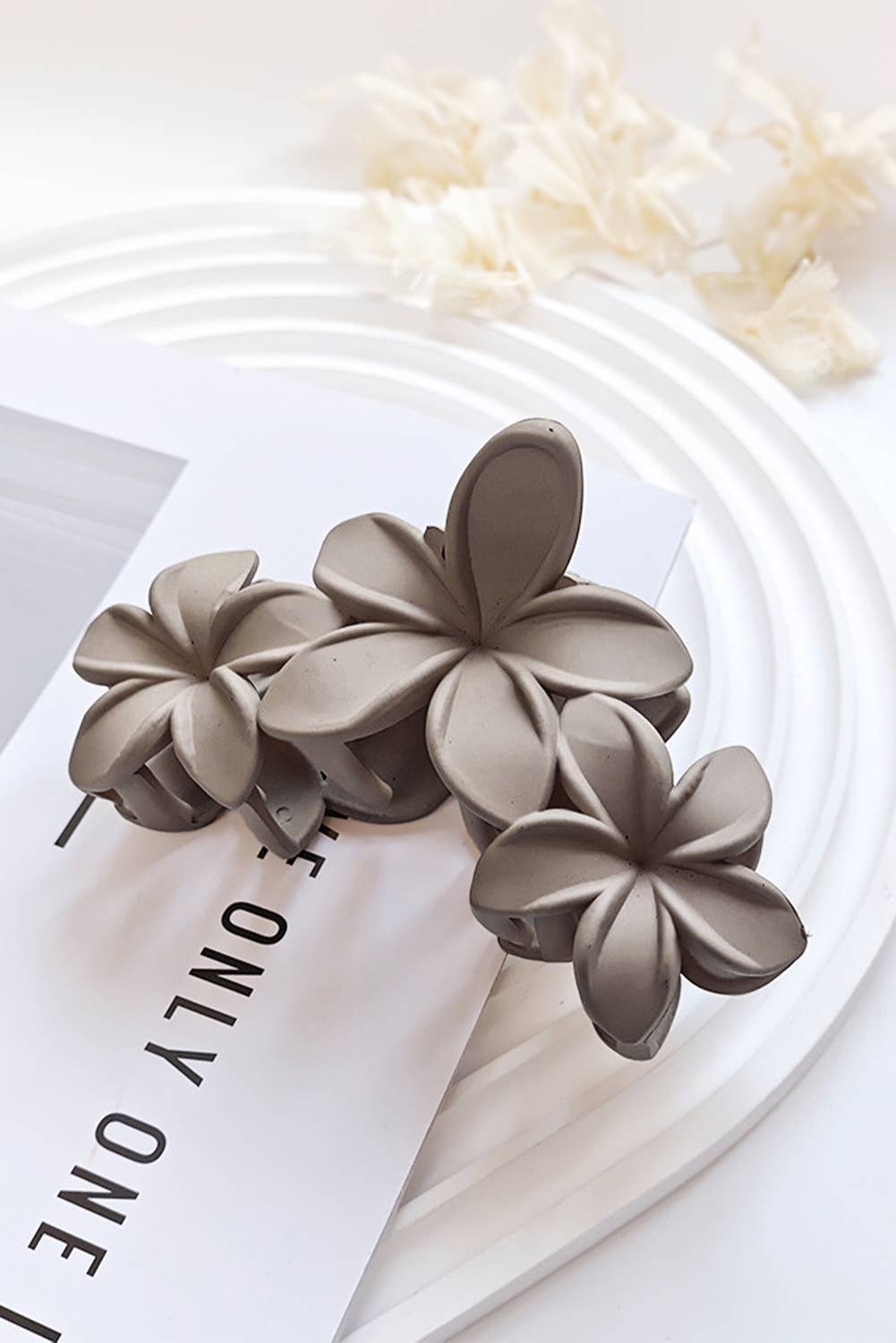 LDC 3D Flower Plastic Resin Hair Claw: Parchment